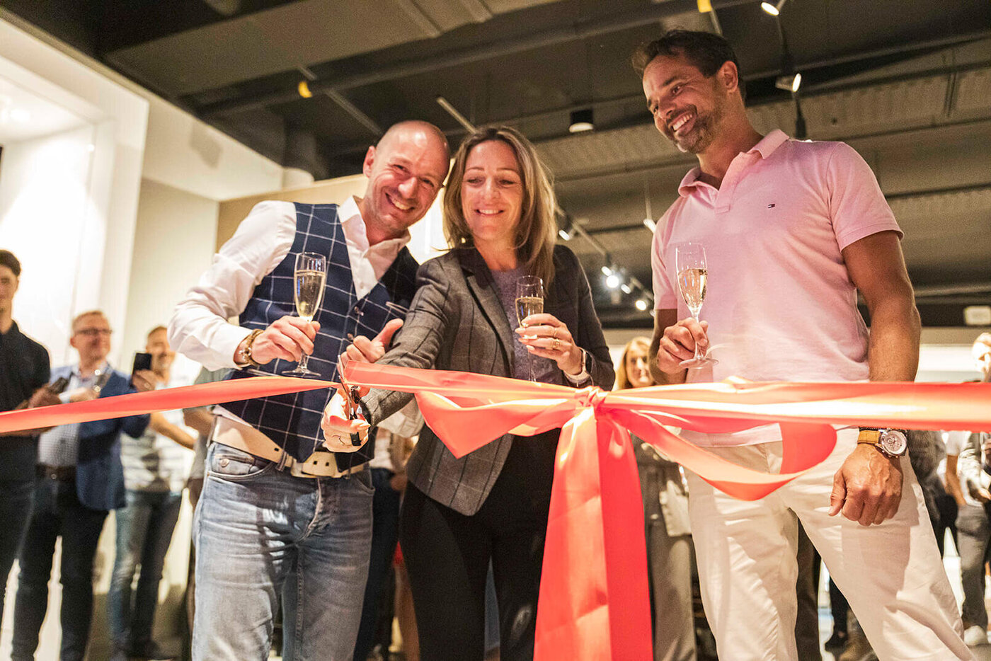 Ilja Robben (manager Inspirium) verricht de officiële opening, vergezeld door algemeen directeur Michael Sebregts (l) en commercieel directeur Willem Smetsers